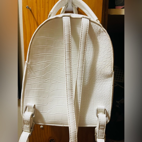 Back pack - Picture 2 of 2